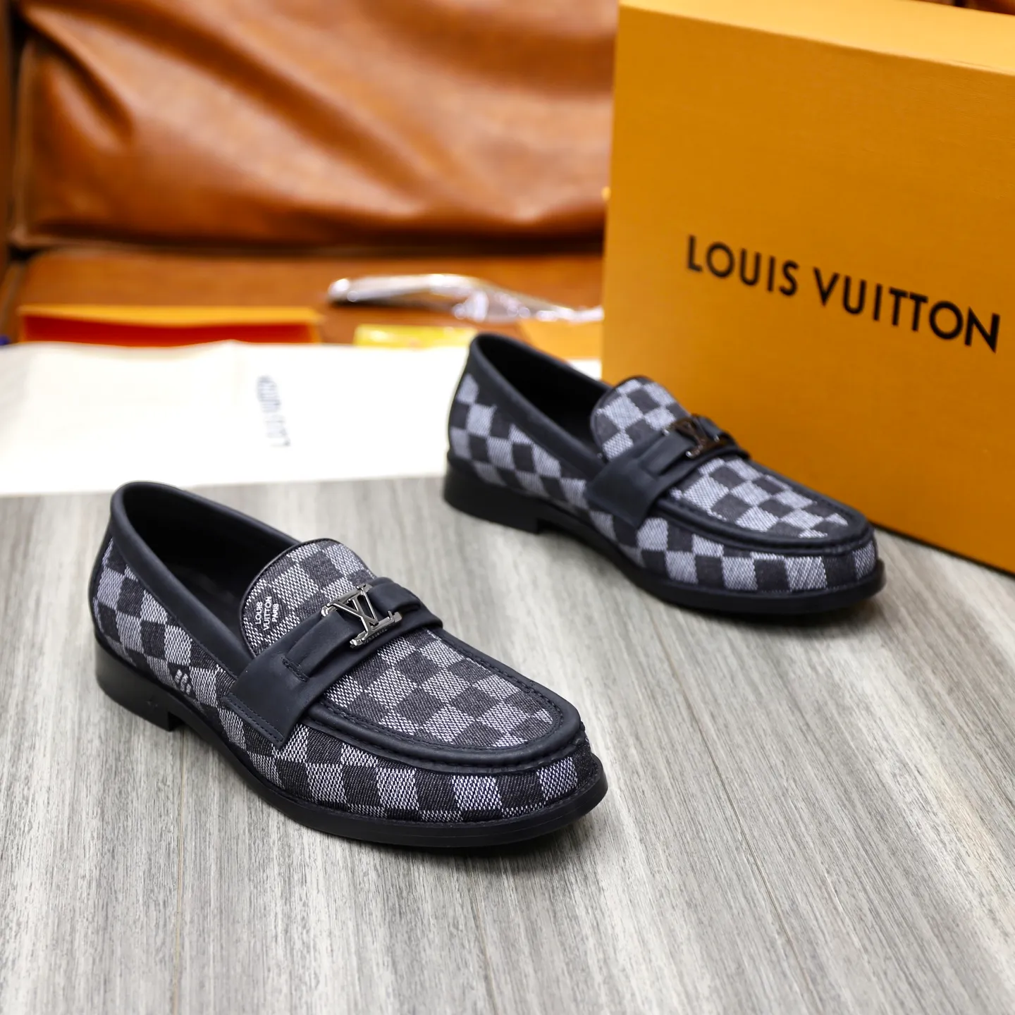 Men's shoes 💰: 💰900LV Louis Vuitton slip-on loafers, top quality products produced in Dongguan, ready for sale! This LV Glove loafer is made of selected soft cowhide, with a slightly wrinkled leather surface and a very high-end texture. Each pair is unique. The leather surface is light and soft, with a fine texture and good luster. It is a classic loafer style, with exquisite handmade mark stitching on the toe, and a square toe configuration to highlight the classic style. The horizontal band has hot-printed LV three-dimensional letters, semi-solid handcrafts and a genuine leather outsole, and a rubber patch on the heel to create wear-resistant performance and comfort. One of the must-have loafers for men! Comes with full original packaging! Code number: 38-39-40-41-42-43-44 (38, 45, 46 customized) standard leather shoe code